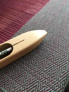 detalle de labor de manta hecha en telar bajo lizo en tamaño grande