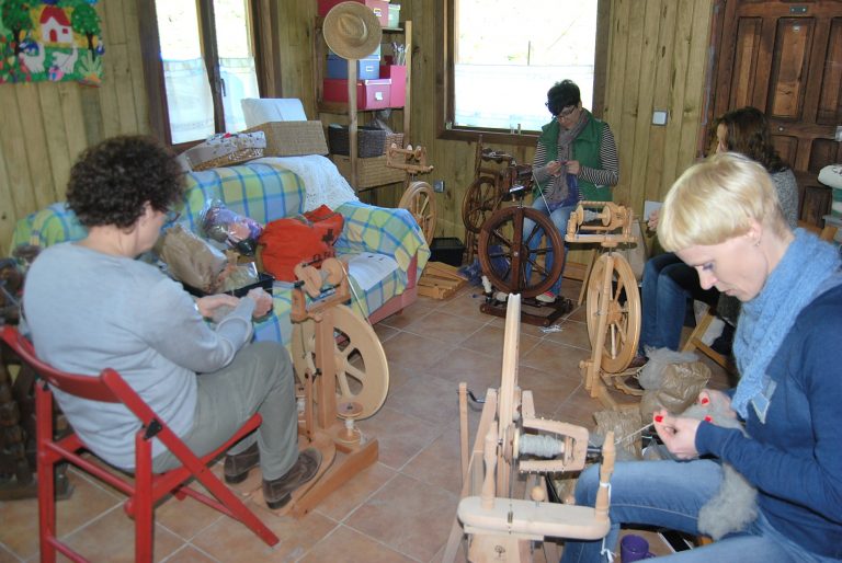 detalle de taller de hilado con ruecas