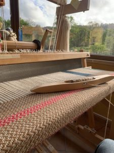 detalle de telar con lanzada y muestra de tejido hecho con telar bajo lizo en tamaño grande
