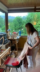 detalle labor de telar de una alumna