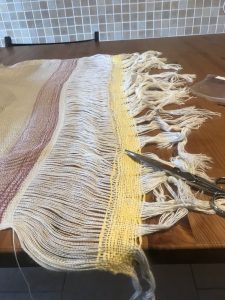 finalizacion de artesania de telar corte de hebras en tamaño grande