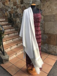 maniqui con labor realizada en telar tipo beige en tamaño grande