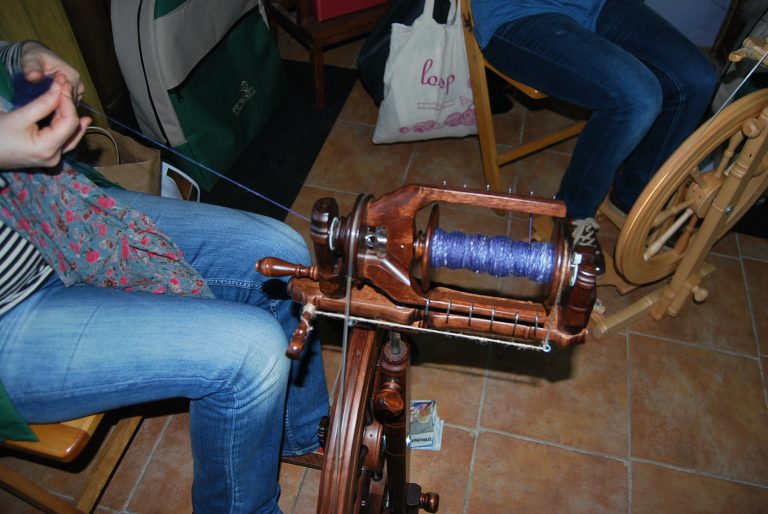 taller de hilado detalle del huso y de la rueca