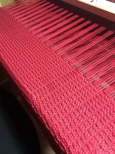 taller de telar bajo lizo detalle de motivo en el telar en tamaño grande