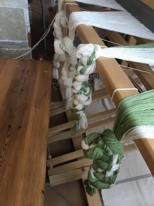 trenzado de hilos en el telar - taller de telar de alpacas de la tierruca en tamaño grande