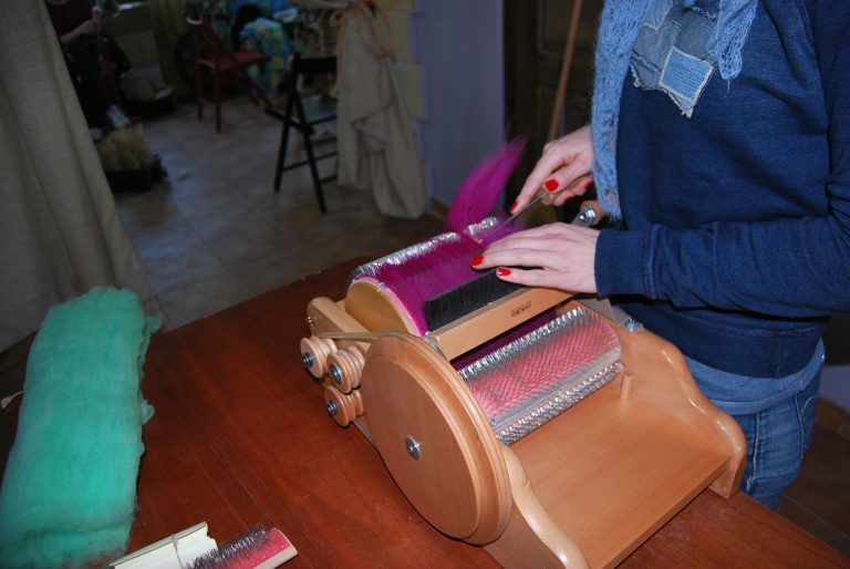 uso de la cardadora en un taller de hilado en alpacas de la tierruca